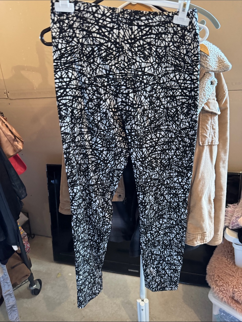 Black & White Abstract Print Leggings - Women